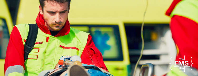 rettungssanitäter-kümmert-sich-um-patienten-auf-einer-trage