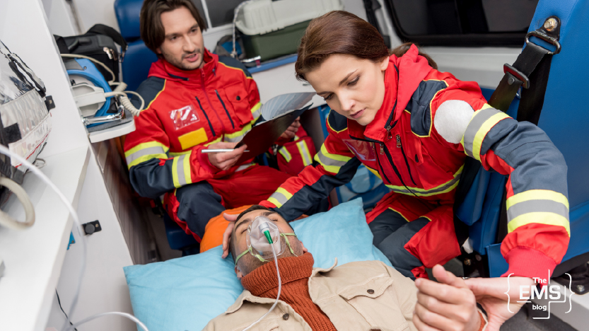 équipe-de-secours-médicale-surveillant-un-patient-avec-un-masque-à-oxygène-dans-une-ambulance