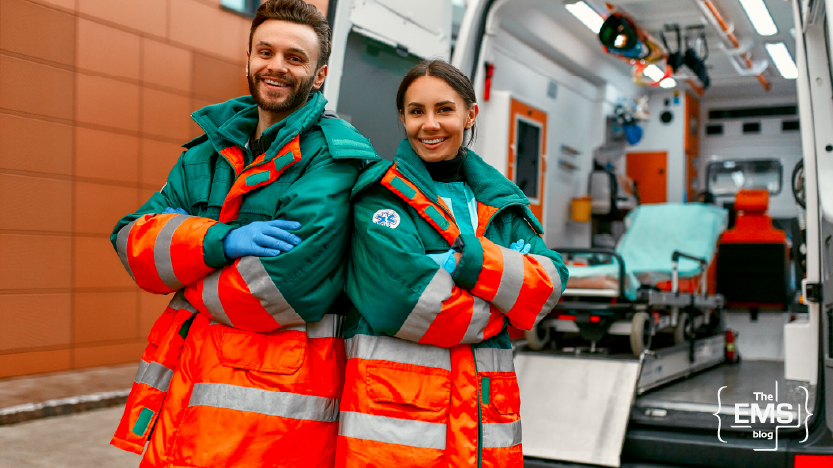 due-soccorritori-del-118-con-alle-spalle-un-ambulanza
