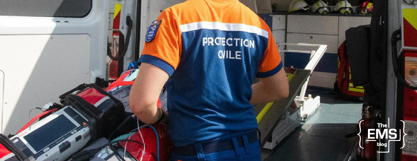 operador-de-protección-civil-preparando-el-equipo-para-el-traslado-de-un-paciente-bariátrico