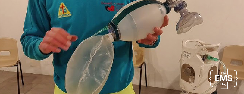 pallone-ambu-per-la-ventilazione-tenuto-in-mano-da-soccorritore-della-misericordia