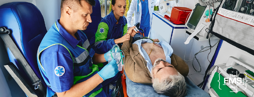 soccorritori-in-ambulanza-assistono-un-uomo-sdraiato-sulla-barella-applicando-maschera-d-ossigeno