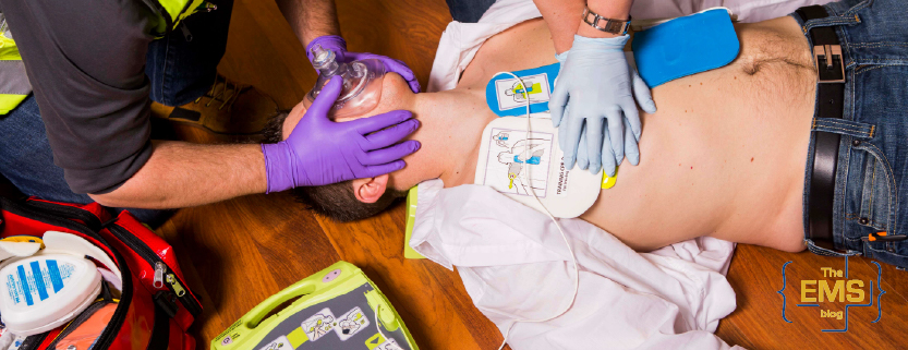 soccorritori-eseguono-rianimazione-su-uomo-a-terra-con-dae