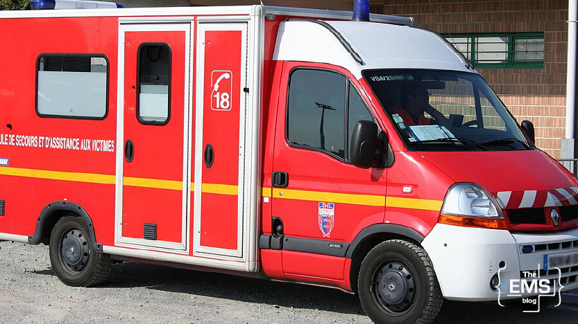 ambulance-de-secours-et-d-assistance-aux-victimes-en-france-véhicule-rouge-du-service-d-urgence-stationné