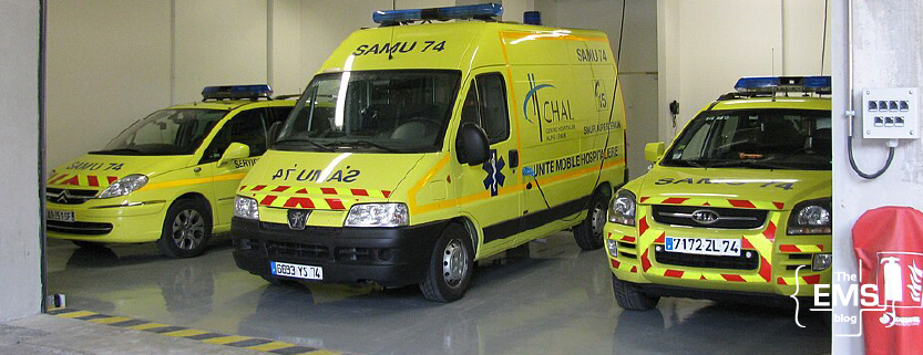 véhicules-du-samu-74-en-france-unités-mobiles-hospitalières-jaunes-stationnées-dans-un-garage