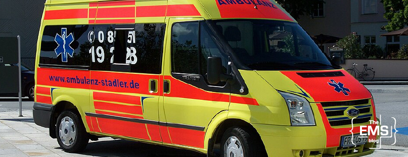 gelb-roter-krankenwagen-in-deutschland,-einsatzfahrzeug-der-ambulanz-stadler