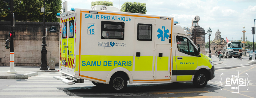 ambulanza-pediatrica-del-smur-di-parigi-in-servizio-in-città-con-la-livrea-gialla-e-blu-tipica-del-samu-francese