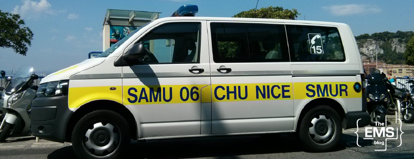 furgone-del-smur-di-nizza-parcheggiato-in-centro-città-con-la-scritta-samu-06-e-i-colori-giallo-e-blu-del-sistema-d’emergenza-francese