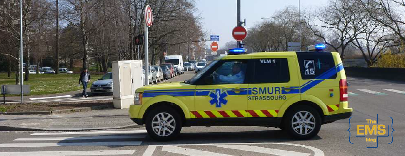 veicolo-leggero-medicalizzato-del-smur-di-strasburgo-in-servizio-su-strada-con-luci-blu-accese-e-livrea-gialla-a-bande-riflettenti