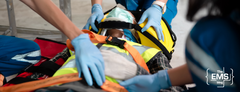 soccorritori-stabilizzano-un-paziente-politrauma-con-collare-cervicale-e-barella-spinale