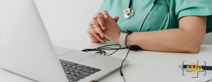 professionista-sanitario-seduto-alla-scrivania-durante-consulto-medico-da-remoto