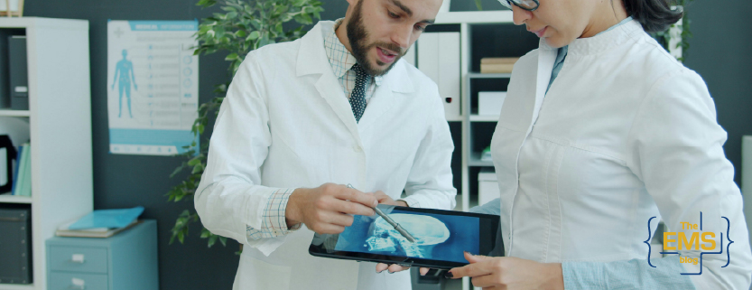 medici-in-camice-analizzano-immagini-cliniche-su-tablet-per-telemedicina-in-ambiente-sanitario