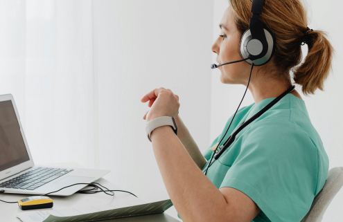 professionnelle-de-sante-en-consultation-video-avec-casque-et-ordinateur-portable-en-telemedecine