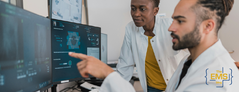 medecins-analysant-des-donnees-cliniques-sur-ecrans-numeriques-en-environnement-hospitalier