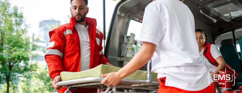 equipe-de-secours-chargeant-un-brancard-dans-une-ambulance-lors-dune-intervention-durgence