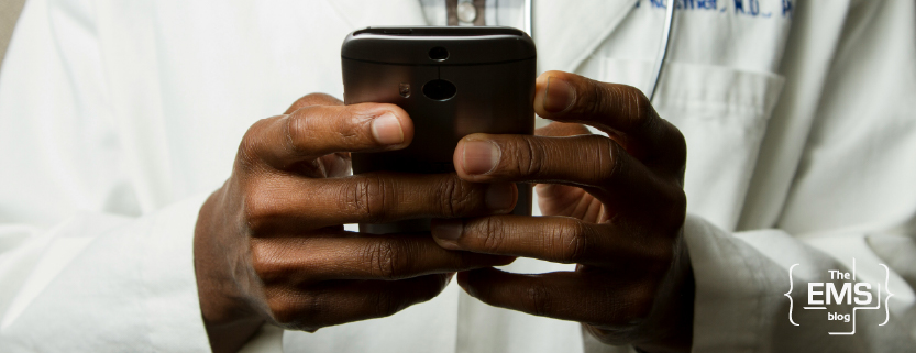 medizinisches-fachpersonal-nutzt-smartphone-zur-digitalen-kommunikation-in-der-telemedizin