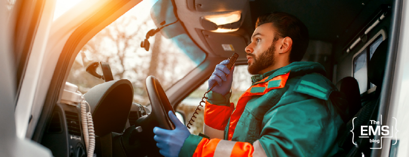 rettungssanitaeter-spricht-ueber-funkgeraet-im-rettungswagen-waehrend-eines-notfalleinsatzes