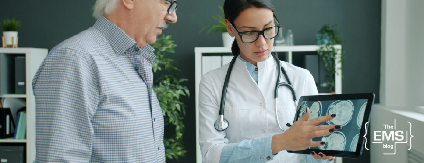 aerztin-erklaert-diagnostische-bildgebung-auf-tablet-im-rahmen-der-telemedizin-mit-patienten