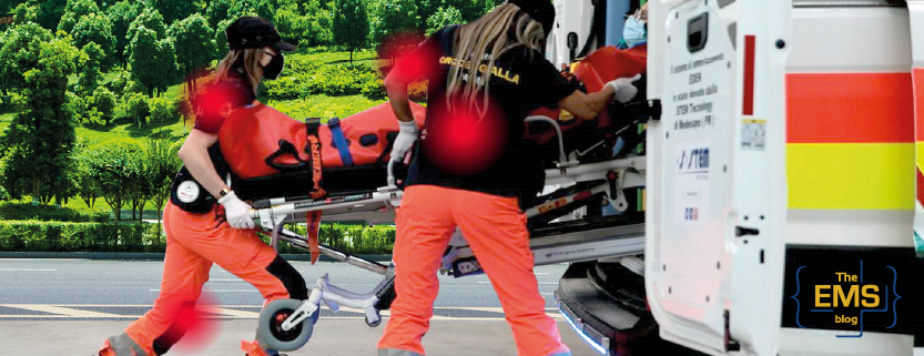 deux-secouristes-souleven-un-brancard-avec-un-patient-vers-lambulance-une-operation-avec-risque-de-blessures-musculosquelettiques