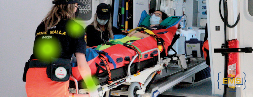 des-secouristes-chargent-un-patient-immobilise-dans-lambulance-avec-des-systemes-de-securite-visibles