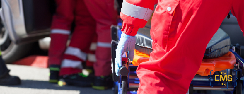 gros-plan-sur-la-prise-dun-secouriste-sur-la-structure-du-brancard-lors-de-la-manutention