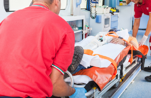 des-secouristes-chargent-un-patient-sur-un-brancard-a-linterieur-de-lambulance-pendant-le-transport-medical