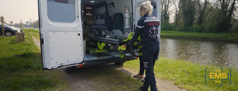 une-operatrice-sort-le-brancard-spark-de-lambulance-concu-pour-reduire-le-risque-de-blessures-lors-de-la-manutention