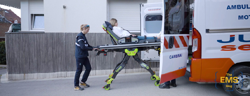 une-secouriste-guide-le-brancard-spark-vers-lambulance-favorisant-lergonomie-et-la-prevention-des-blessures