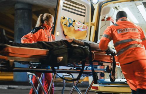 secouristes-et-paramédicaux-chargent-un-patient-sur-un-brancard-à-l-intérieur-de-la-cellule-sanitaire-d-une-ambulance-lors-d-une-intervention-d-urgence-nocturne