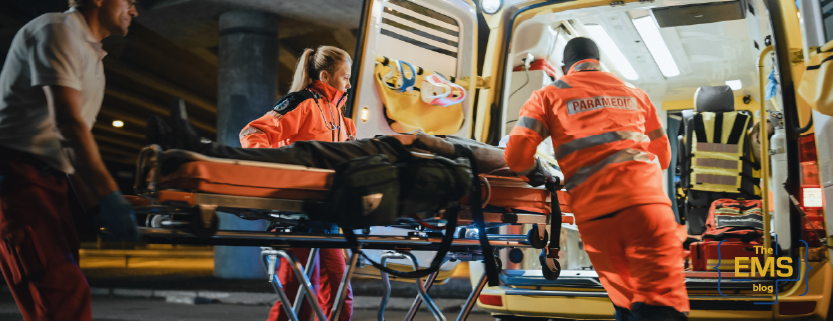 soccorritori-e-paramedici-caricano-un-paziente-su-una-barella-all-interno-del-vano-sanitario-di-un-ambulanza-durante-un-intervento-di-emergenza-notturno
