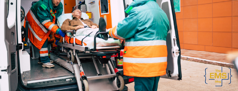 personale-sanitario-in-divisa-ad-alta-visibilita-scarica-in-sicurezza-un-paziente-posizionato-su-una-barella-autocaricante-dal-portellone-posteriore-di-un-ambulanza