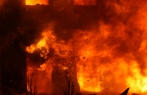 incendie-a-crans-montana-avec-batiment-envahi-par-les-flammes-et-une-fumee-dense