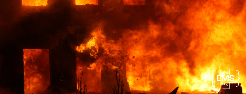 incendie-a-crans-montana-avec-batiment-envahi-par-les-flammes-et-une-fumee-dense